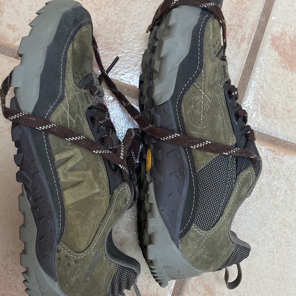 Men’s Merrell hiking shoes J91801, never worn outside